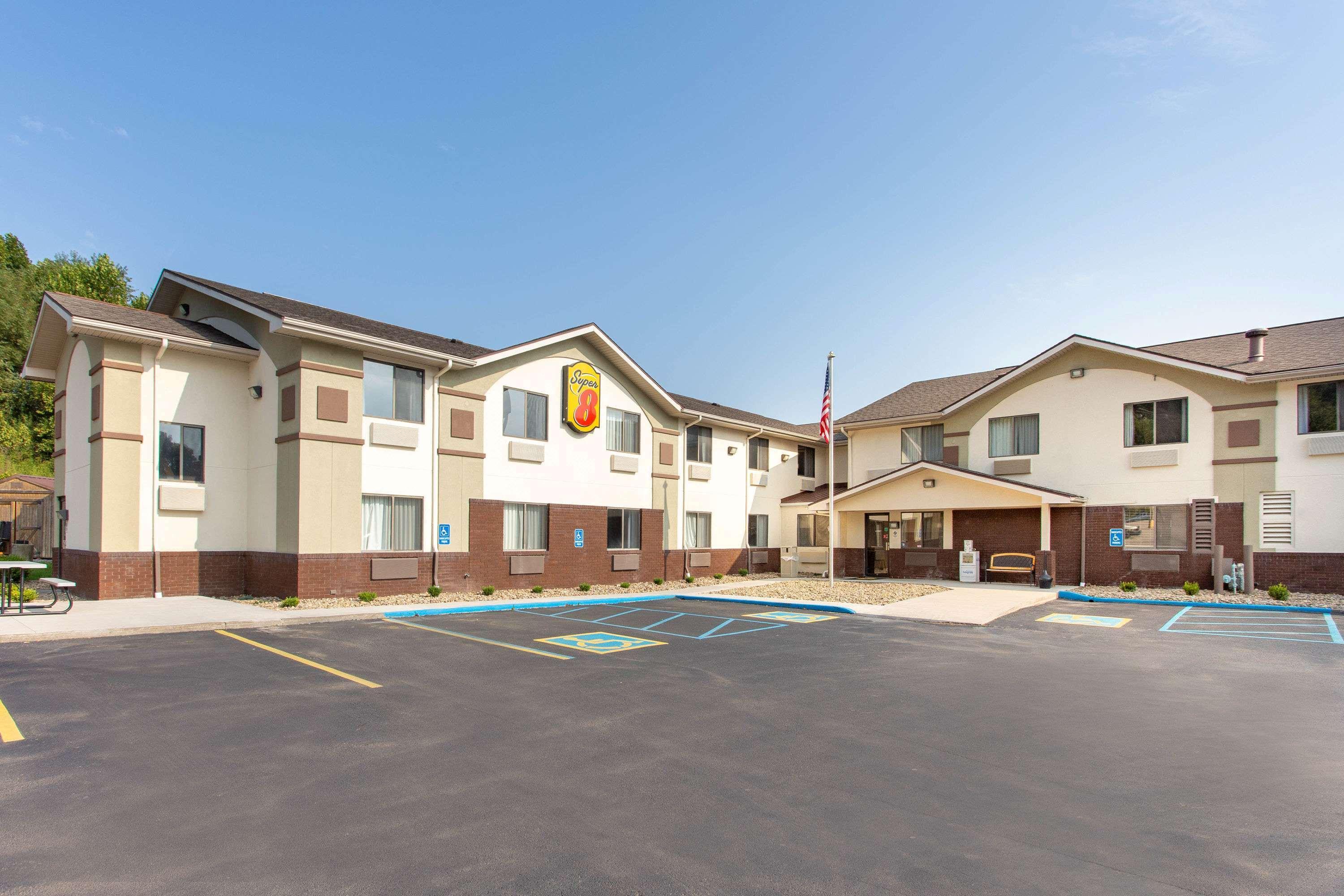 Super 8 By Wyndham Weston Wv Hotel Bagian luar foto