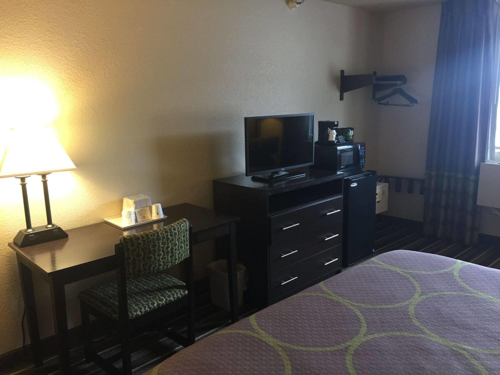 Super 8 By Wyndham Weston Wv Hotel Bagian luar foto