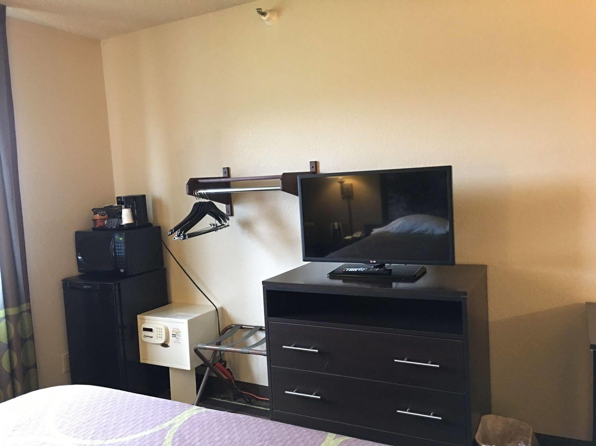 Super 8 By Wyndham Weston Wv Hotel Bagian luar foto