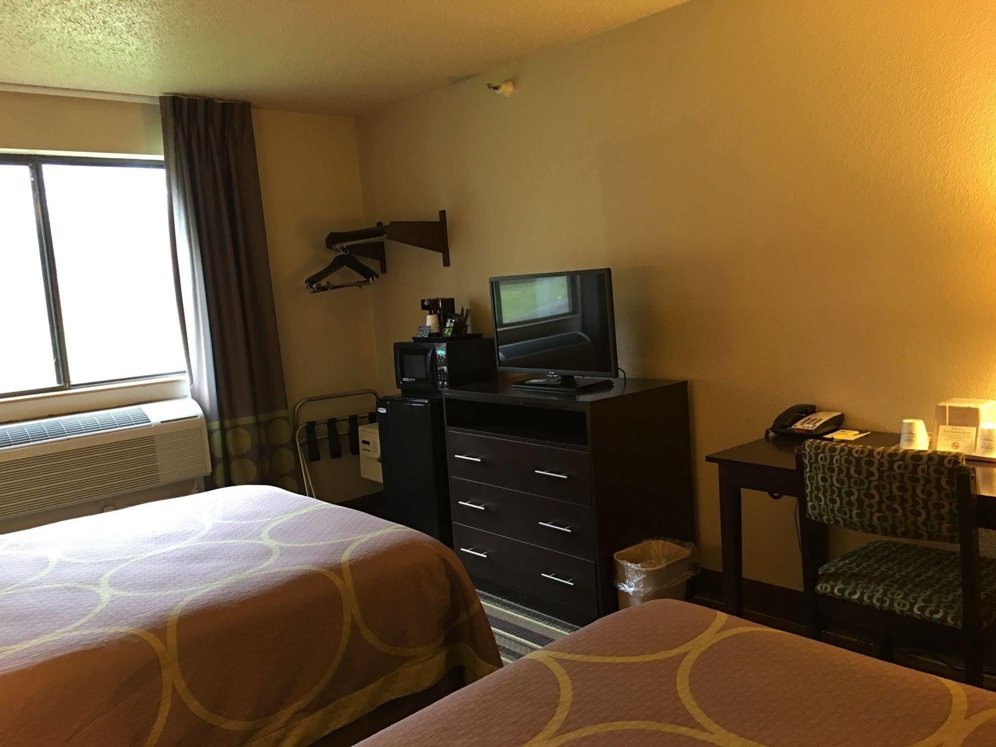 Super 8 By Wyndham Weston Wv Hotel Bagian luar foto