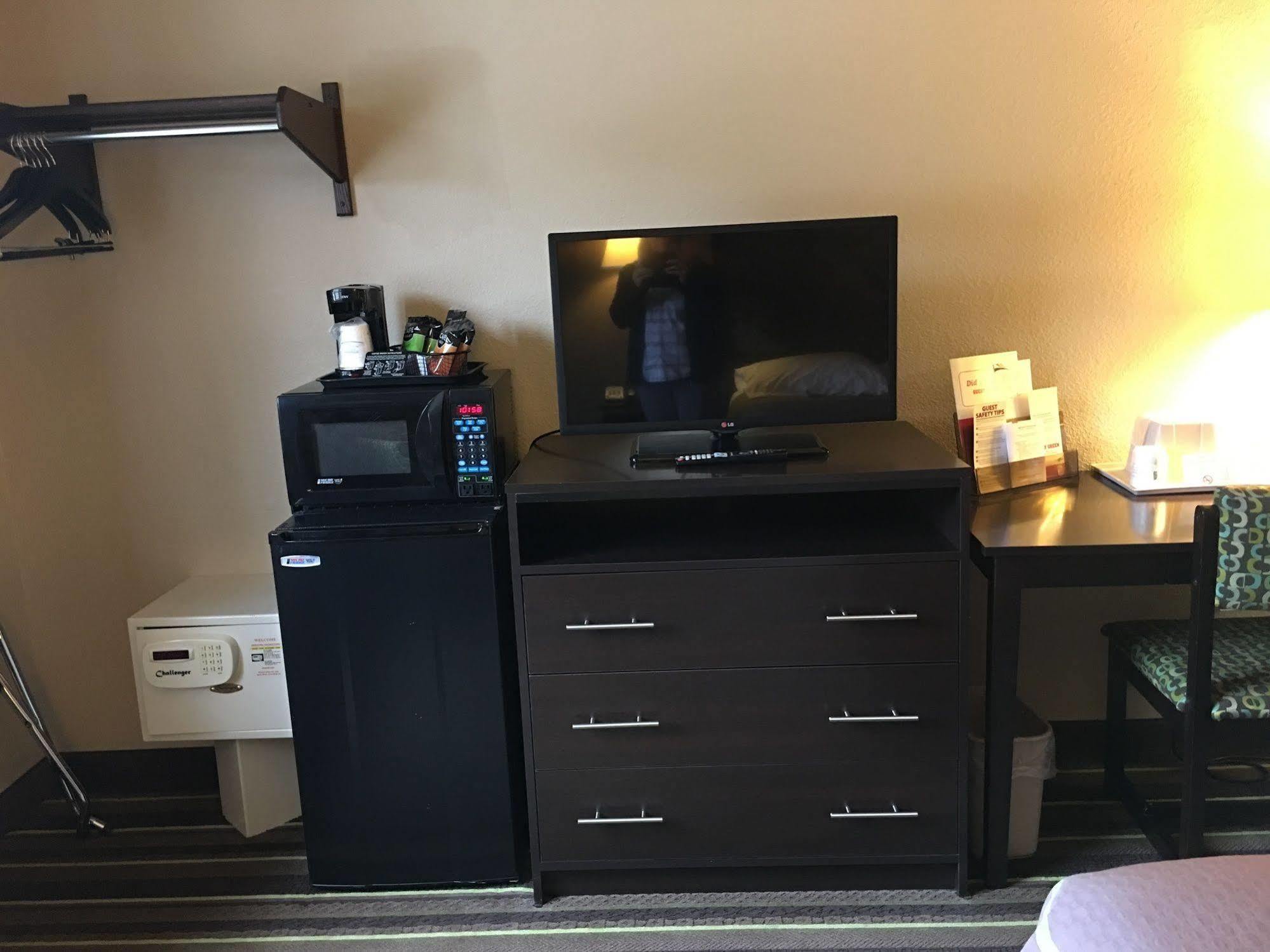 Super 8 By Wyndham Weston Wv Hotel Bagian luar foto