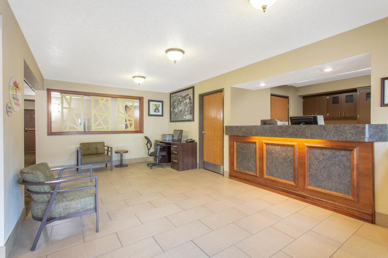Super 8 By Wyndham Weston Wv Hotel Bagian luar foto